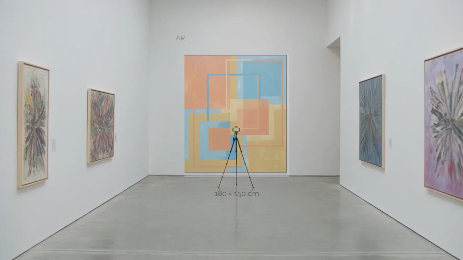 iPhone auf einem Stativ vor einer leeren weißen Galeriewand – auf dem Display erscheint das Kunstwerk maßstabsgetreu an der Wand